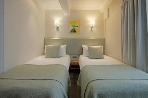 Postel nebo postele na pokoji v ubytování Harlingford Hotel