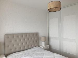 Postel nebo postele na pokoji v ubytování La belle étape proche centre ville et grande plage