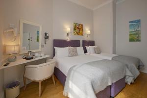 Postel nebo postele na pokoji v ubytování Harlingford Hotel