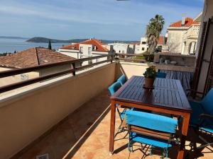 een tafel en stoelen op een balkon met uitzicht op de oceaan bij 4u2enjoy in Split