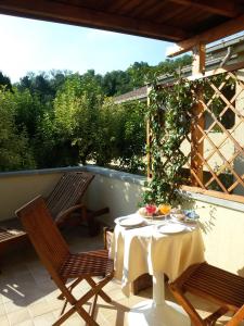 einen Tisch und zwei Stühle auf einer Terrasse in der Unterkunft La Bastia Hotel & Resort in Soriano nel Cimino