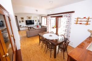 een eetkamer en een woonkamer met een tafel en stoelen bij 4u2enjoy in Split