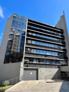 um grande edifício de escritórios com muitas janelas em Locking's Lourdes 3 em Belo Horizonte