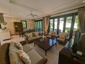 Maison Bigorno by Simply-Seychelles في جزيرة عدن: غرفة معيشة مع كنب وطاولة قهوة