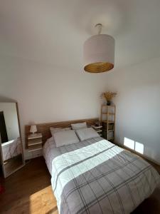 - une chambre avec un lit et un miroir dans l'établissement Appartement Unique - Roucas Blanc, à Marseille