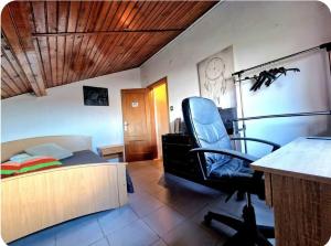 Schlafzimmer mit einem Bett, einem Schreibtisch und einem Stuhl in der Unterkunft AL Famalicão in Leiria