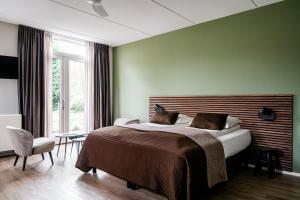 a bedroom with a large bed and a window at de Logerie in Enkhuizen