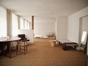 een kamer met een bed en een tafel en stoelen bij Nordic Design Residency / Natural habitat in Kopenhagen