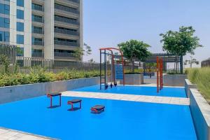 un parque infantil en una piscina con pintura azul en Golden Glitter 1 Bedroom in Downtown Dubai, en Dubái