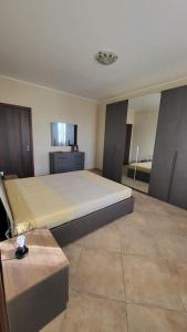 - une grande chambre avec un lit et un miroir dans l'établissement La terrazza, à Tarquinia