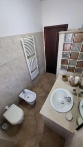 La salle de bains est pourvue d'un lavabo et de toilettes. dans l'établissement La terrazza, à Tarquinia