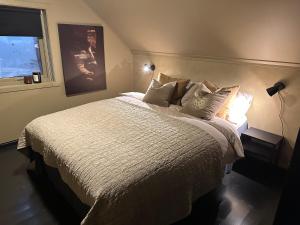 Кровать или кровати в номере Nordbyhuset, et trivelig fritidshus