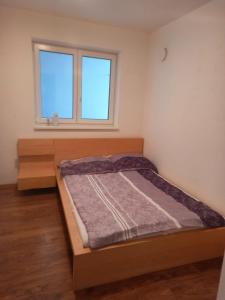 ザルツブルクにあるMarkus Dopplerのベッドルーム(ベッド1台、窓付)