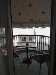 Habitación con vistas a un balcón con mesa y sillas. en EvropisHouse en Kozani