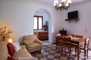 a living room with a table and a dining room at Casa vacanze GEMMA in Agropoli