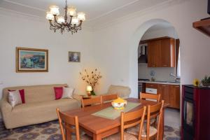 a living room with a table and a couch at Casa vacanze GEMMA in Agropoli