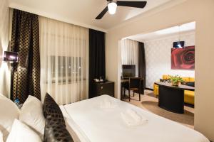 Łóżko lub łóżka w pokoju w obiekcie Hotel Iskierka Business & Spa