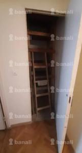 een kamer met een ladder in de hoek van een kamer bij DEBED in Alaverdi