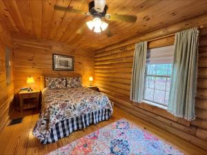 a bedroom with a bed in a log cabin at Evergreen in Oakland