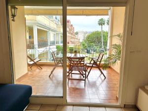 d'une terrasse avec une table et des chaises sur un balcon. dans l'établissement Playa San Juan Golf, à Alicante
