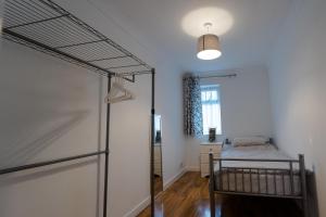 ein Schlafzimmer mit einem Bett und einem Schrank in einem Zimmer in der Unterkunft Apartment on high street in Saltdean + 3 Fotos