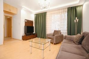 un soggiorno con divano e tavolo di Victus Apartamenty, Apartament Chill a Sopot