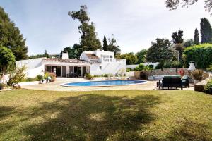 une maison avec une piscine dans la cour dans l'établissement Quinta da Balaia V3, à Albufeira