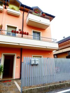 una casa con una valla azul delante de ella en Appartamenti Jamaica, en Sirmione
