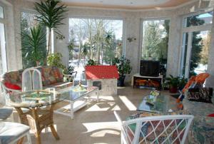 ein Wohnzimmer mit einem Sofa und einem Tisch in der Unterkunft Villa im Ostseebad Baabe in Baabe