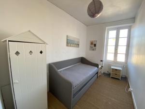 ein kleines Schlafzimmer mit einem Bett und einem Fenster in der Unterkunft Maison de ville 2 etoile proche plage in Les Sables-dʼOlonne