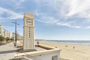 einen Uhrturm am Strand neben dem Strand in der Unterkunft Maison de ville 2 etoile proche plage in Les Sables-dʼOlonne