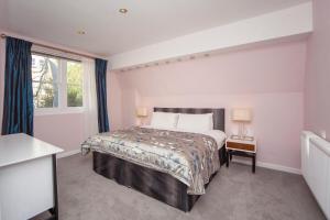 um quarto com uma cama grande e uma janela em ※ Spacious Georgian Coach House & with Parking (TCH) ※ em Bath