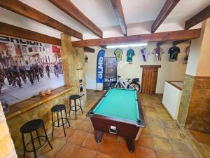 a pool table in a room with a bar at META VOLANTE in Sagra