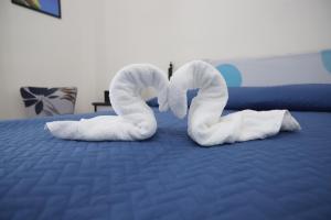 ポッツァッロにあるDimora del Commendatoreのベッドの上に置いた白鳥 +39枚の写真