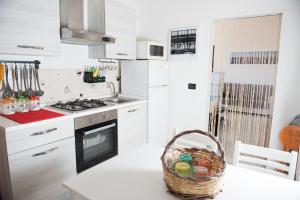 Η κουζίνα ή μικρή κουζίνα στο HAPPY HOUSE Salento Apartment