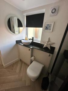Bilik mandi di Saffron Cottage - Modern, central, seaside, 1Bed