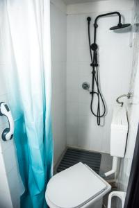 ein Bad mit Dusche, WC und Duschvorhang in der Unterkunft HAPPY HOUSE Salento Apartment in Brindisi