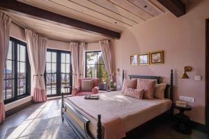 ムスーリーにあるLohonoStays Villa Airylandのベッドと大きな窓のある寝室