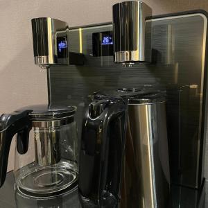 Apartemen Bale Hinggil Studio في Medokansemampir: أعلى المنضدة مع آلة صنع القهوة وقدر قهوة