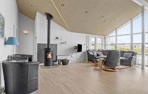 SønderbyにあるAwesome Home In Juelsminde With 4 Bedrooms, Sauna And Wifiのリビングルーム(ソファ、暖炉付)