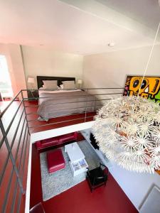 - une vue sur une chambre avec un lit dans l'établissement Loft 52, à Aix-en-Provence