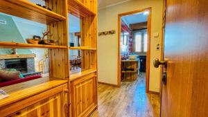 um quarto com paredes de madeira e uma porta com lareira em Appartamento Beautiful View - Affitti Brevi Italia em Sauze d'Oulx