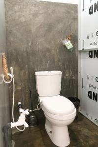 een badkamer met een wit toilet in een kamer bij The Lost Hostels, Arugam Bay Beach - Sri Lanka in Arugam Bay