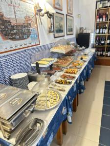 a buffet line with many different types of food at Hotel Atlântica in São Martinho do Porto