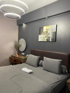 Apartemen Bale Hinggil Studio في Medokansemampir: غرفة نوم بسرير وطاولة مع مرآة