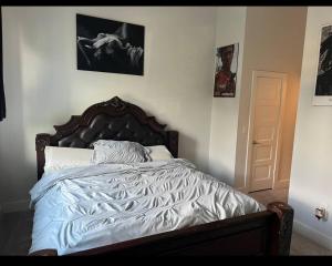 um quarto com uma cama com uma cabeceira de madeira em Deluxe! 1 Bedroom em Atlanta