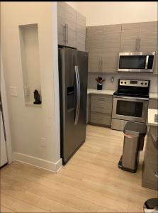 uma cozinha com um frigorífico de aço inoxidável e um fogão em Deluxe! 1 Bedroom em Atlanta