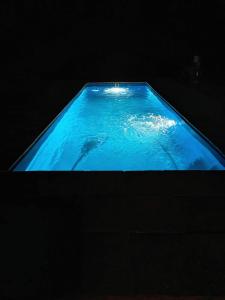 una gran piscina azul en una habitación oscura en Cabañas hualle sur cerca huilo huilo en Panguipulli