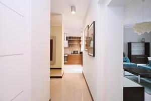 a hallway leading to a living room and kitchen at Victus Apartamenty, Apartament Niebieski in Sopot