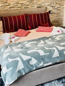 ein Bett mit einer Bettdecke und Kissen darauf in der Unterkunft Villa&Colombo in Rho